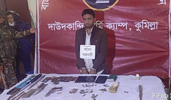 তিতাসে যৌথ অভিযানে অস্ত্রসহ আটক ২