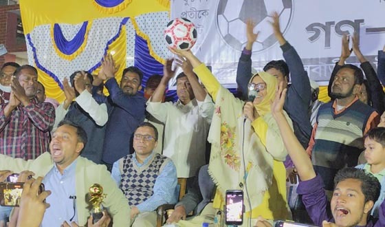 ফুলবাড়ীয়ায় ফুটবলের সমর্থনে গণমিছিল