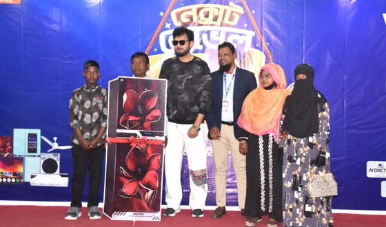 রাজশাহীতে ওয়ালটনের পণ্য কিনে উপহার পেলেন ১৪ জন গ্রাহক