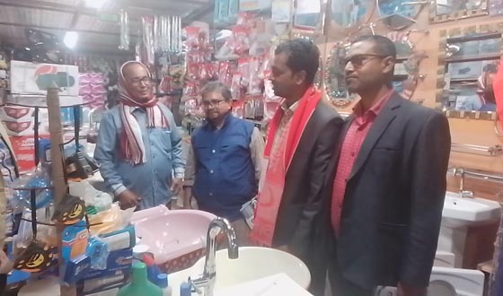 গণসংযোগকালে জেলা সিপিবির সভাপতি জাকির হোসেন