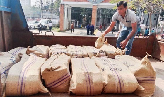 খুলনার ছয়টি আসনে  ব্যালট পেপার প্রেরণ