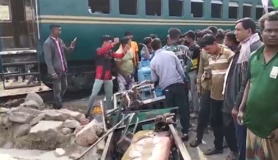 ট্রেনের ধাক্কায় অটোরিকশা দুমড়ে-মুচড়ে, আতঙ্ক সৃষ্টি