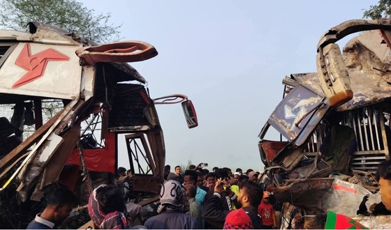 সাঁথিয়ায় যাত্রীবাহি বাসের মুখোমুখি সংঘর্ষে নিহত ৩, আহত ১৫
