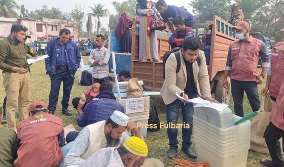 ময়মনসিংহ-৬ আসনে ভোট কেন্দ্রে যাচ্ছে ভোটের সরঞ্জামাদি