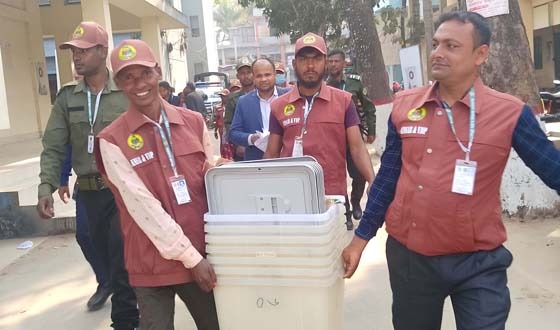 নওগাঁ-২ আসনে ভোট কেন্দ্রে পৌছেছে ব্যালট