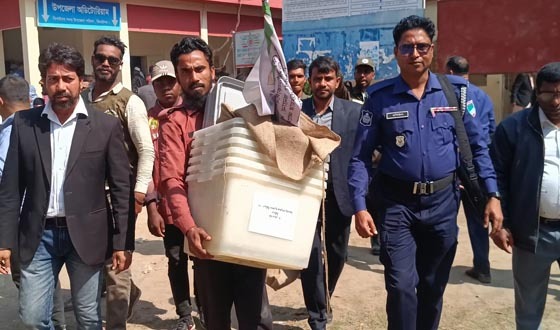 ঝিনাইদহে ৪টি আসনের কেন্দ্রে পৌঁছেছে নির্বাচনী সরঞ্জাম