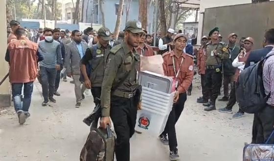 শেরপুরে ভোট কেন্দ্রে পাঠানো হচ্ছে ভোটের সরঞ্জাম