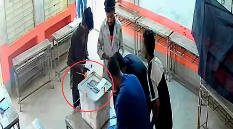 ব্যালটে সিল মেরে বাক্সে ভরেন ৫ তরুণ, সিসি ক্যামেরায় ধরা