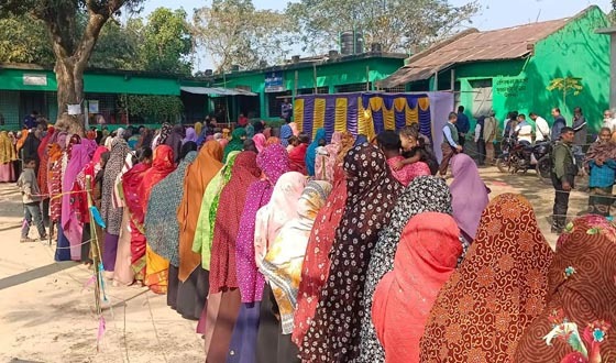 ঝিনাইদহে এক কেন্দ্রে ২ ঘন্টায় পড়ল ১৪০০ ভোট