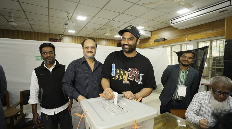 জীবনে প্রথমবার ভোট দিলেন তামিম ইকবাল