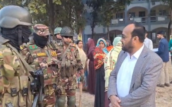 তানোরে প্রিজাইডিং অফিসারের গোপন কক্ষে বিএনপি নেতা