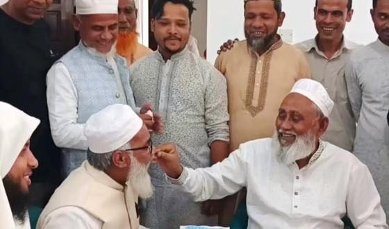 প্রতিদ্বন্দ্বীকে মিষ্টি খাইয়ে শুভেচ্ছা জানালেন আব্দুস সালাম পিন্টু