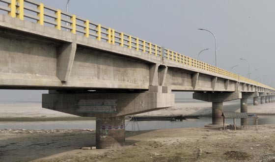 তিস্তা নদী এখন ধুঁ-ধুঁ বালুচর পায়ে হেটে পারাপার হচ্ছে মানুষ