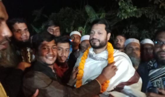 কচুয়ায় নবনির্বাচিত শেখ মনজুরুল হক রাহাদকে ফুলেল শুভেচ্ছা