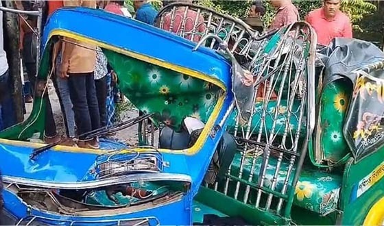 চাঁদপুরে অ্যাম্বুলেন্স-ভ্যান-অটোবাইক ত্রিমুখী সংঘর্ষ, নিহত ১