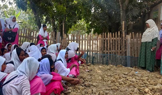 তানোরে স্কুল গেট বন্ধ করল প্রভাবশালী, ৫ ঘন্টা পর ছাড় পেল শিক্ষার্থীরা