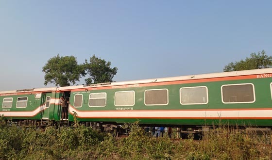 মহানগর এক্সপ্রেস ট্রেন লাইনচ্যুত, অল্পের জন্য রক্ষা পেল যাত্রী