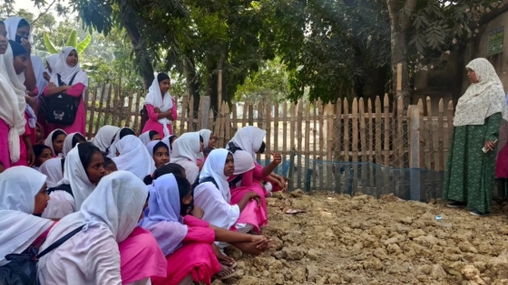 তানোরে স্কুলগেটে কাঁটাতারের বেড়া, ৫ ঘন্টা পর বাড়ি ফিরলো শিক্ষার্থীরা