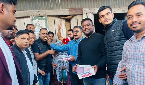 সোহেল মনজুর সুমন প্রতিমন্ত্রী হওয়ায় কাউখালীতে মিষ্টি বিতরণ