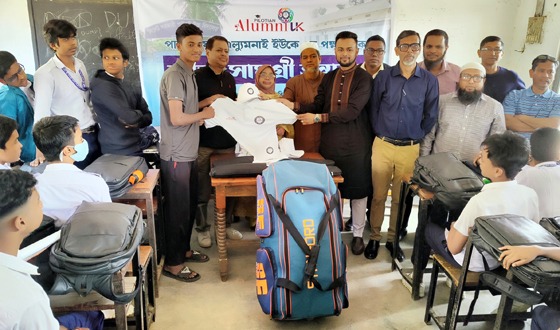 পাইলট স্কুলে ক্রীড়া সামগ্রী উপহার বিতরণ