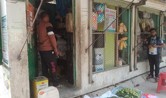 মোল্লাহাটে খালে দোকান ও অবৈধ সার বিক্রির অভিযোগ