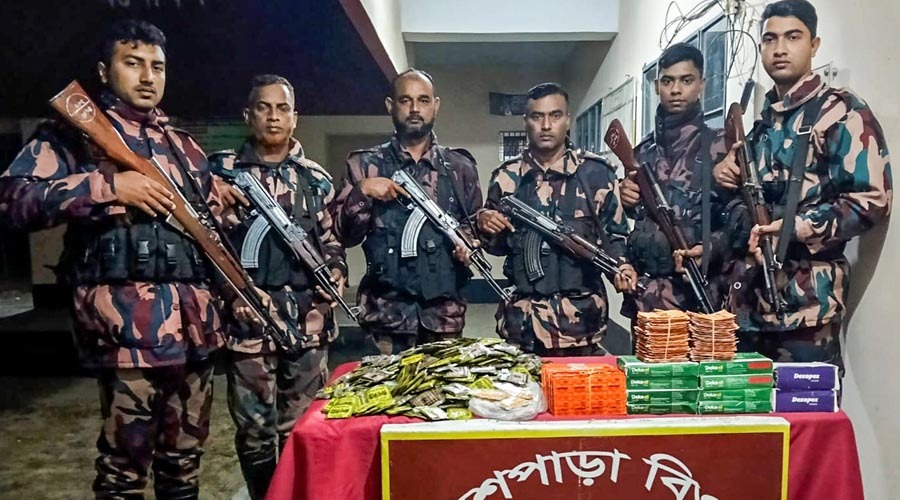 দৌলতপুরে মাদকদ্রব্য ও চোরাচালানী মালামাল আটক