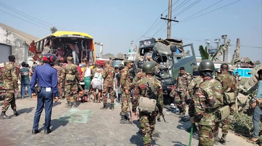 ময়মনসিংহে সেনাবাহিনীর ট্রাক ও বাসের মুখোমুখি সংঘর্ষ, নিহত ২