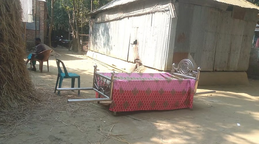 বাবার লাশ রেখে সম্পত্তি ভাগাভাগি শেষে ৩০ ঘণ্টা পর দাফন