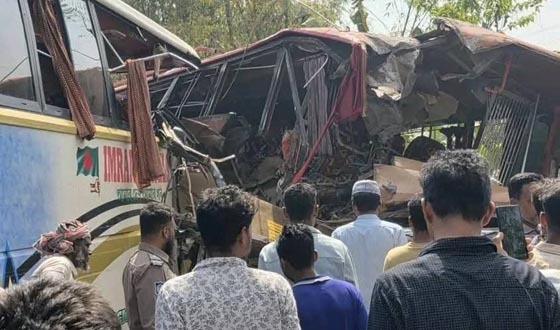 মাদারীপুরে দুই বাসের মুখোমুখি সংঘর্ষে নিহত ২, আহত ২০