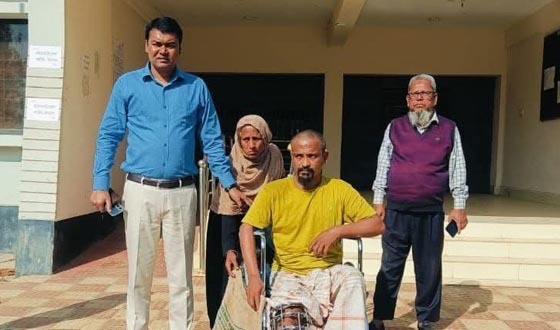 দুর্ঘটনায় পঙ্গুত্ব বরণকারীকে হুইল চেয়ার প্রদান