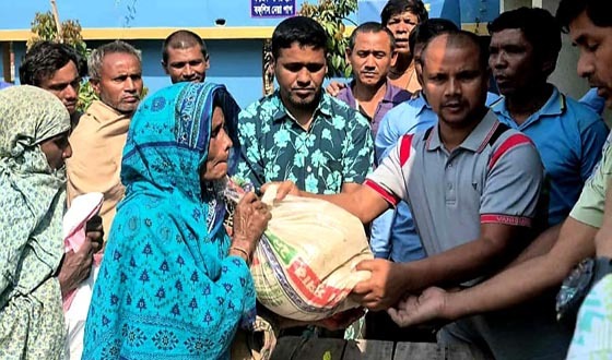 রমজান উপলক্ষে অসহায় পরিবারদের চাল বিতরণ