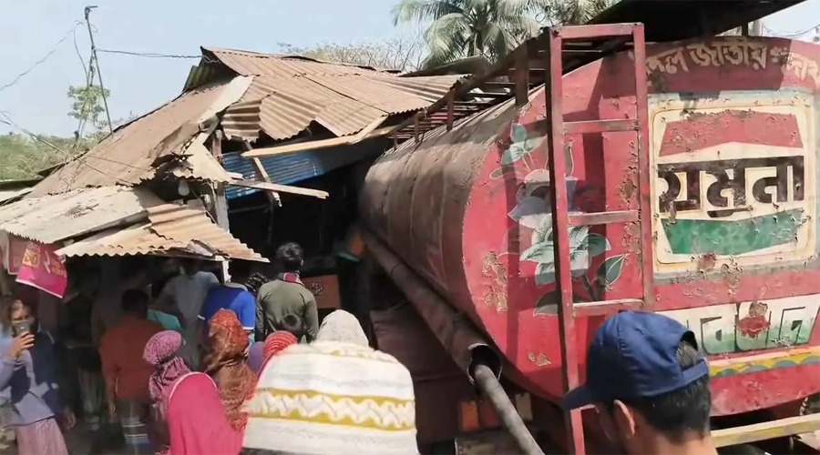 নোয়াখালীতে তেলবাহী ট্রাক ঢ়ুকে পড়ল দোকানে, নিহত ২
