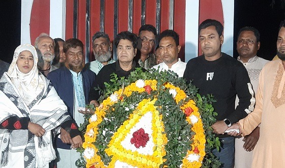 হিলিতে শহীদ মিনারে ফুল দিয়ে শ্রদ্ধা নিবেদন করেন প্রশাসন সহ সর্বস্তরের মানুষ