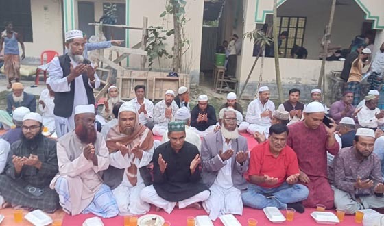 এতিম ছাত্রদের সাথে ইফতার করলেন এমপি আক্তারুজ্জামান বাচ্চু