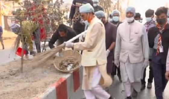 গাইবান্ধায় শহর পরিচ্ছন্ন কাজে ব্যস্ত এমপি আব্দুল করিম