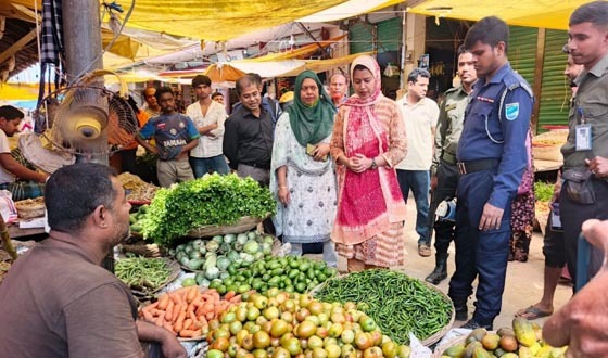 হোসেনপুরে ইউএনও’র বাজার মনিটরিং