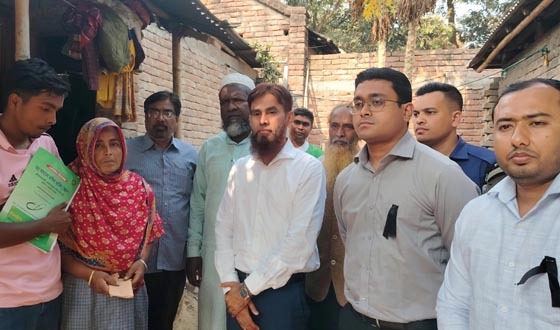 দৌলতপুরে পান্না বেগমের পাশে দাঁড়ালেন মানবিক জেলা প্রশাসক