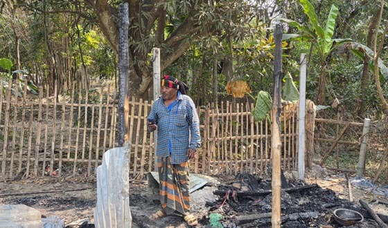 চারঘাটে প্রতিবন্ধী ব্যবসায়ীর আড়তে আগুন, মারধরের অভিযোগ