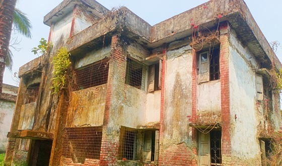 কাউখালীতে সরকারি কর্মচারীদের আবাসিক ভবনে সংকট