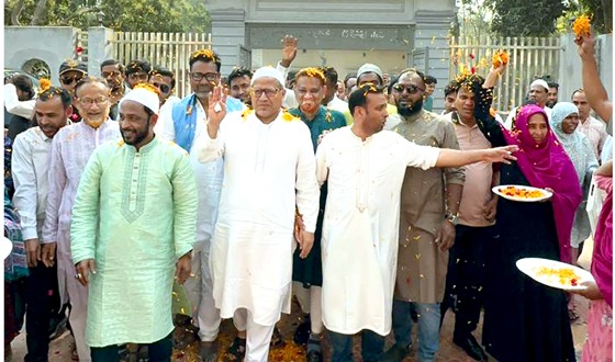 ফুলের শুভেচ্ছায় সিক্ত হলেন নবাগত এমপি