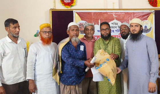 আমতলীতে ৩০০ দরিদ্র পরিবারকে ইফতার সামগ্রী বিতরন