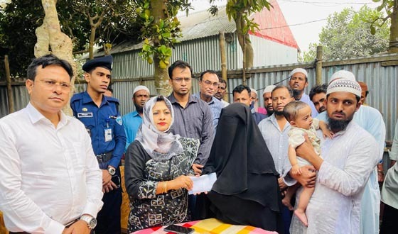 নির্বাচনী দায়িত্ব পালনকালে মৃত্যুবরণকারী হাবিবুরের পরিবারের পাশে জেলা প্রশাসক