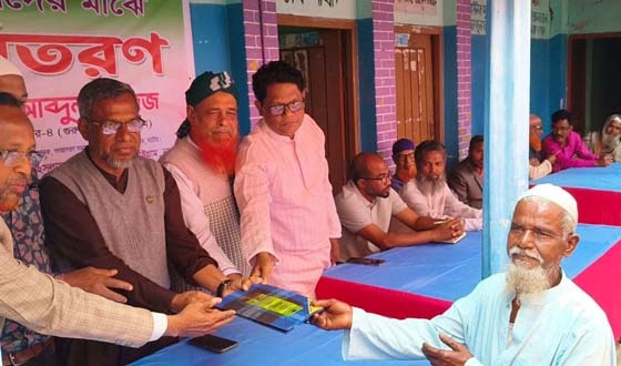 বড়াইগ্রামে ৭ শতাধিক দরিদ্র মানুষের মাঝে বস্ত্র বিতরণ