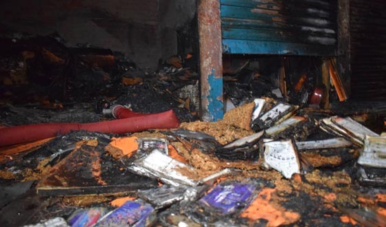 খুলনার বাইতুন নূর শপিং সেন্টারে ভয়াবহ অগ্নিকাণ্ড