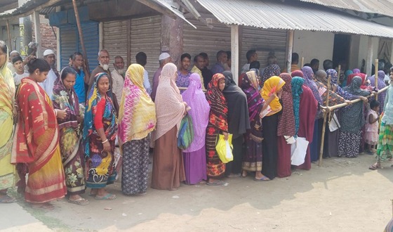 রাজারহাটে টিসিবি পণ্য নিতে দীর্ঘ লাইন, ভোগান্তি