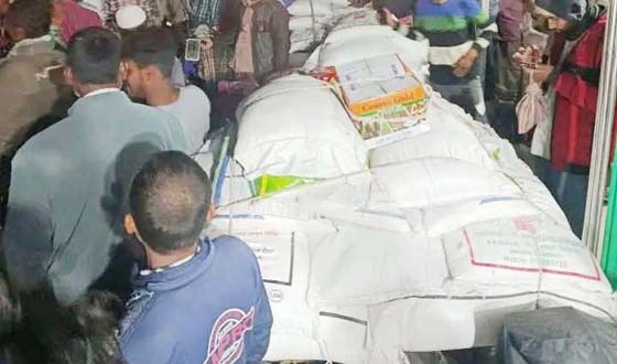 চিরিরবন্দরে পাচারের সময় ৮৩ বস্তা সার আটক, জরিমানা