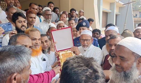 পোরশায় নবনির্বাচিত সংসদ সদস্যকে ক্রেস্ট প্রদান