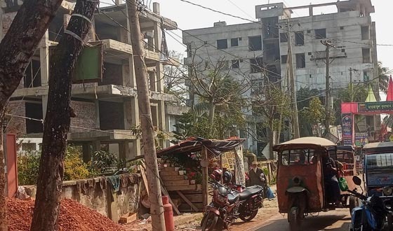 কাউখালীতে ফুটপাত দখল করে ব্যবসা, পথচারীদের দুর্ভোগ