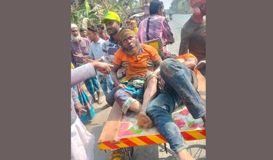 সাতক্ষীরায় ইঞ্জিনভ্যান উল্টে চালক নিহত, আহত ৩