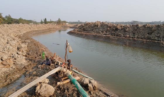 খাল খনন করায় ভাগ্য বদলের স্বপ্ন দেখছেন কৃষক